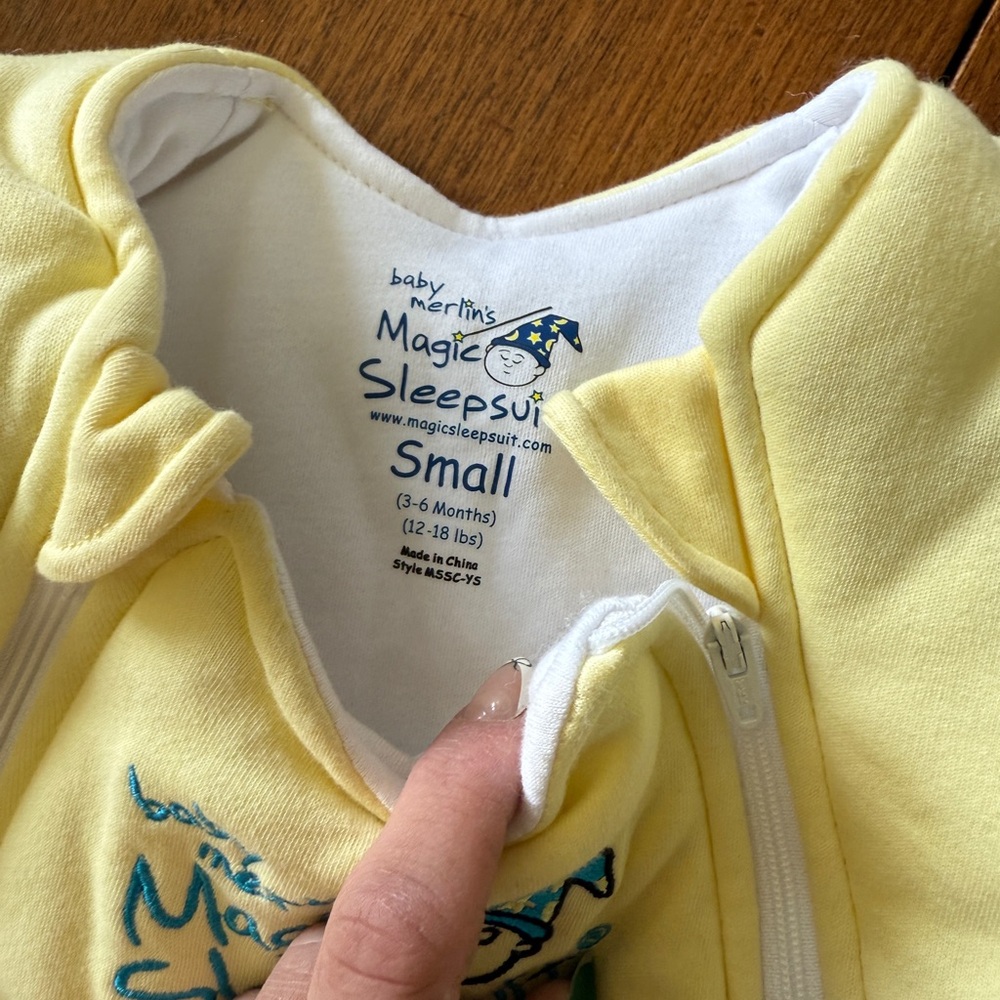 Baby Merlin sleep suit - Picture 3 of 3